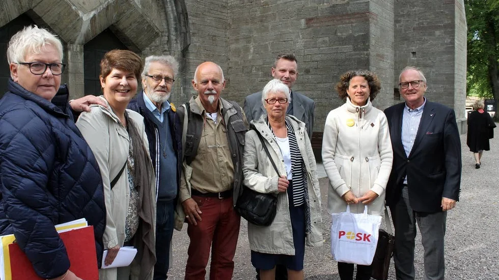 ALLA. All nomeringsgrupper i kyrkovalet i Vadstean på en bild. Från vänster: Jane Råsten och Yvonne Gustafsson (S), Kennerth Sjösten och Håkan Hallberg (Frimodig kyrka), Claes Westling och Eva Malmberg (För Dals församling) samt Maria Brolinson och Ingemar Falk (POSK).