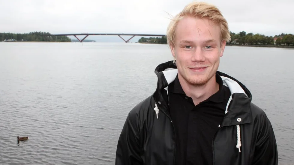 VATTEN. Jakob Edberg är hobbyvattenskidåkare vid familjens stuga intill en sjö i Hälsingland. IFK-spelaren gillar vatten och har funnit sig tillrätta i sin nya hemstad Motala.