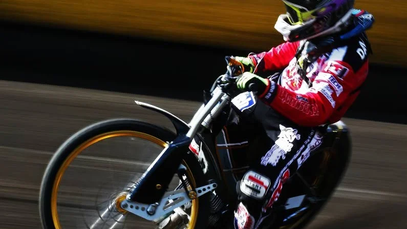 Stilåkare. Den som har har koll på speedway känner igen Daniel Davidsson på långt håll.