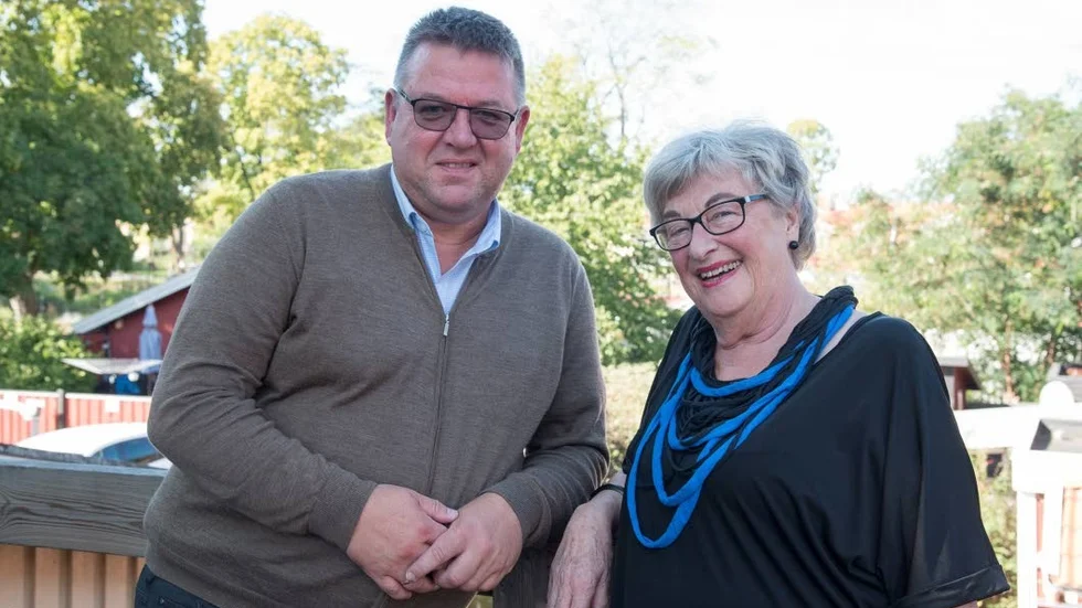 Moderaterna Peter Johansson och Yvonne Nilsson säger att det är hög tid att ta tag i frågan om tekniska hjälpmedel och digitala arbetsmetoder inom äldrevården. Man vill även satsa på särskilda boenden i centrala Västervik.