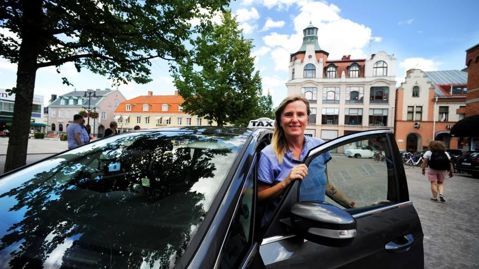 Taxichauffören Eva Ankarvall älskar att möta människor och älskar att köra bil.