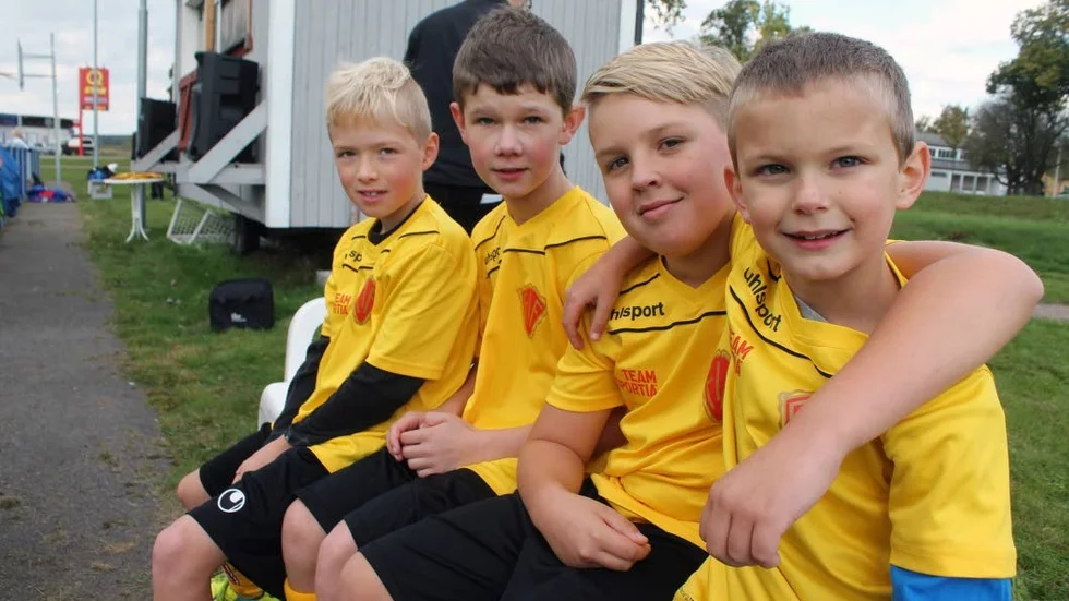 SPEL. Liam Jarebäck, Ludde Allert, Linus Grönqvist och Alfred Swana spelar alla fotboll i Fornåsa IF.