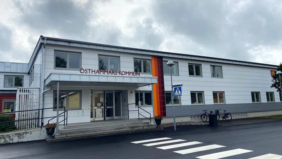 Östhammars kommun går mot sitt sämsta ekonomiska resultat på över 20 år. Nu måste man låna pengar från de kommunala bolagen varje månad för att ha råd med räkningar och löner.