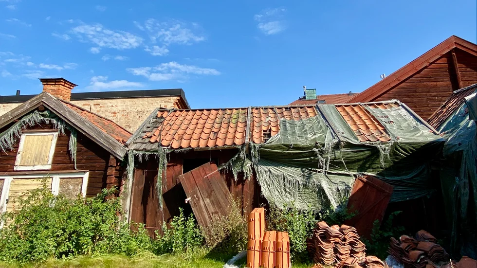 För två år sedan påbörjades renoveringen av byggnaderna på Köpmangatan 52. Gathuset och staketet renoverades. Sedan dess har arbetet stått stilla och presenningarna som skulle skydda taken har nu gått sönder.