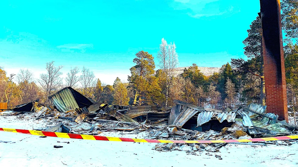 Bara plåt, aska och murstocken kvar av Laponia-byggnaden vid Saltoluokta fjällstation efter branden den 20 februari.