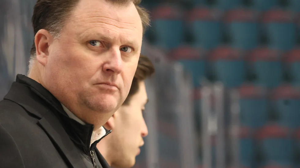 Fokus. Vimmerby Hockey har två matcher kvar i grundserien. På fredagskväll vet vi om Björn Tholander Olsson och hans mannar fixat nytt kontrakt, eller får kriga om det i ett play out. "Det finns en sån trygghet i både gruppen och vårt grundspel nu. Oavsett vad som väntar skulle det inte kännas som en omöjlig uppgift", säger han.
