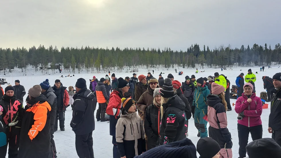 Årets fisketävling i Lillbrännträsk lockade många deltagare.