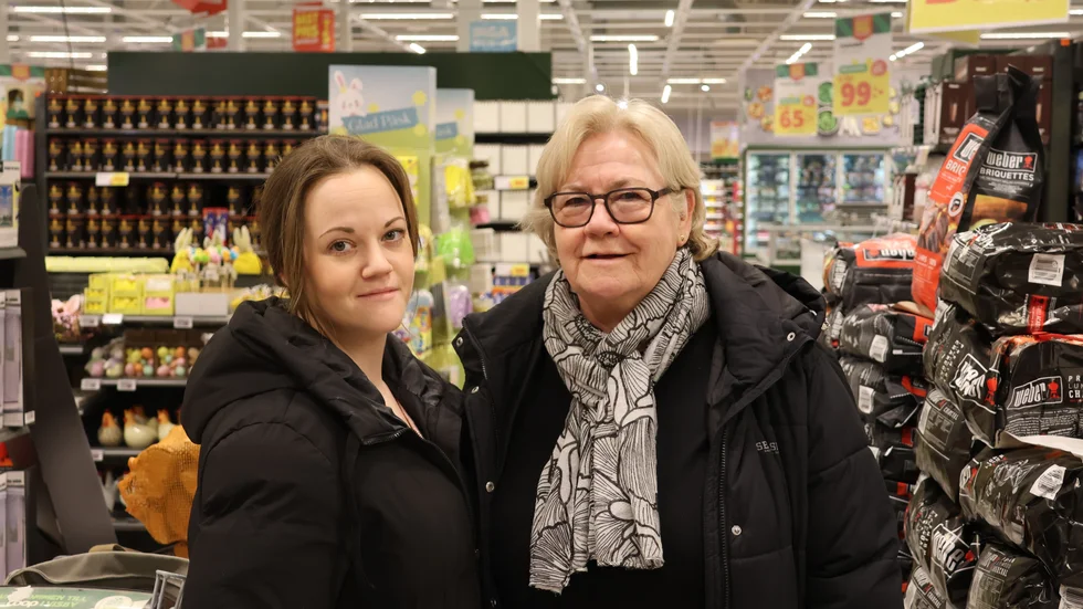 Maja Ronström med mamma Christine är ute och handlar. De tycker att det är viktigt att markera mot Donald Trump och USA.