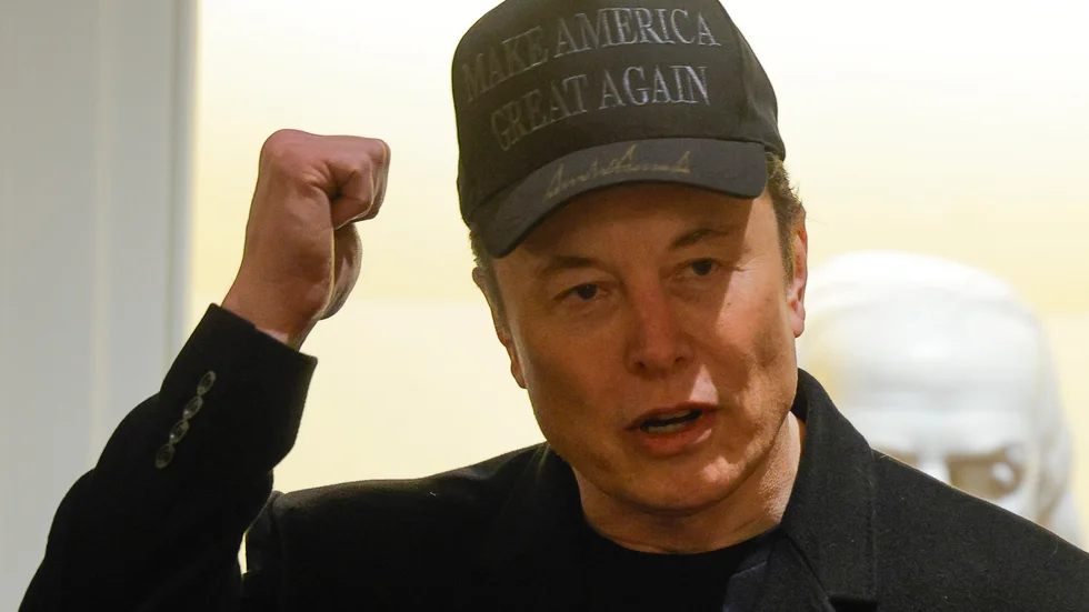 Elon Musk pratar under Donald Trumps första regeringsmöte i Vita huset på onsdagen.