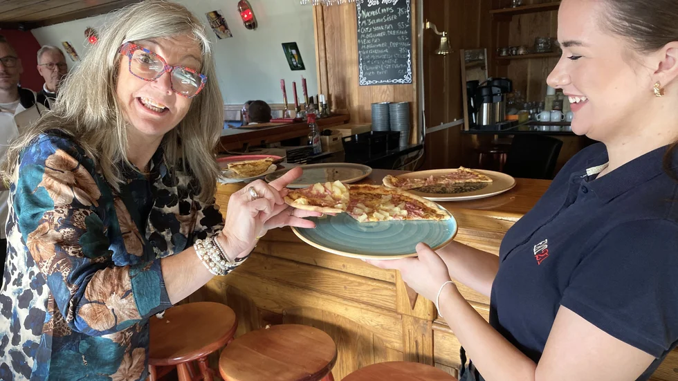 Barbara Thell blir serverad pizza av Nicole Giöri på Monte Carlo, som var med för första gången i Moveat.