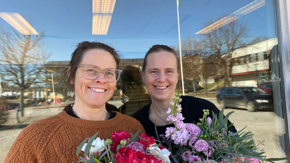 Karolina Lindersson och Eleonor Nilsson på Butik blomstra i Gamleby köpcentrum kommer att sälja jubileumsbuketter så småningom. Men de har än så länge inte bestämt hur buketten ska se ut.