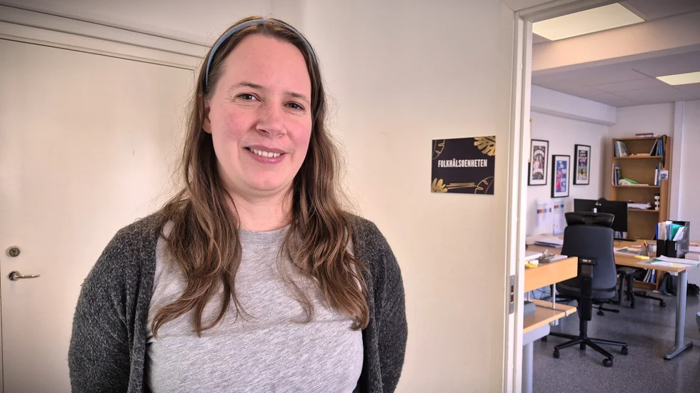 Som förälder och vuxen kan det vara svårt att hänga med i den snabba och växande sortimentet av nikotinprodukter. "Vi vill ge föräldrar mer koll, för att skydda barnen från att börja användad vape och vitt snus", säger Anja Persson, folkhälsosamordnare.