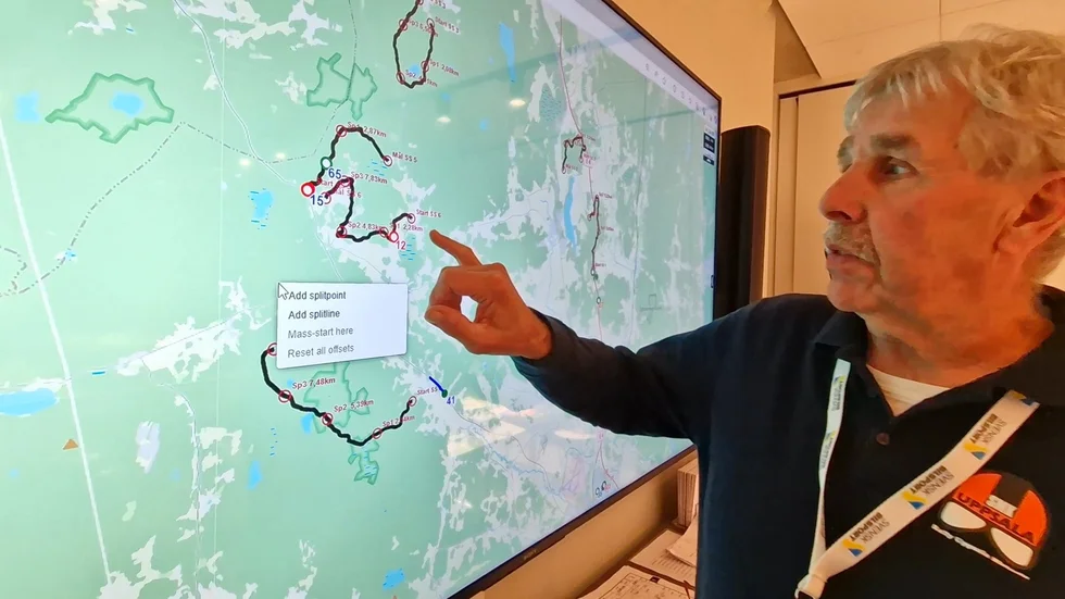 Tävlingsledaren Anders Norstedt visar olycksplatsen på den sista sträckan under rally-RM norr om Uppsala.