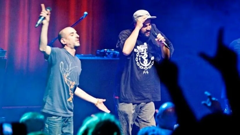 Dejan "Dajanko" Milacic och Aleksi "Aki" Swallow rappade i numera nedlagda Gottsundagruppen Labyrint. Här på en tidigare konsert i UKK, dit de nu återvänder som jury i tävlingen "Ortens bästa poet".