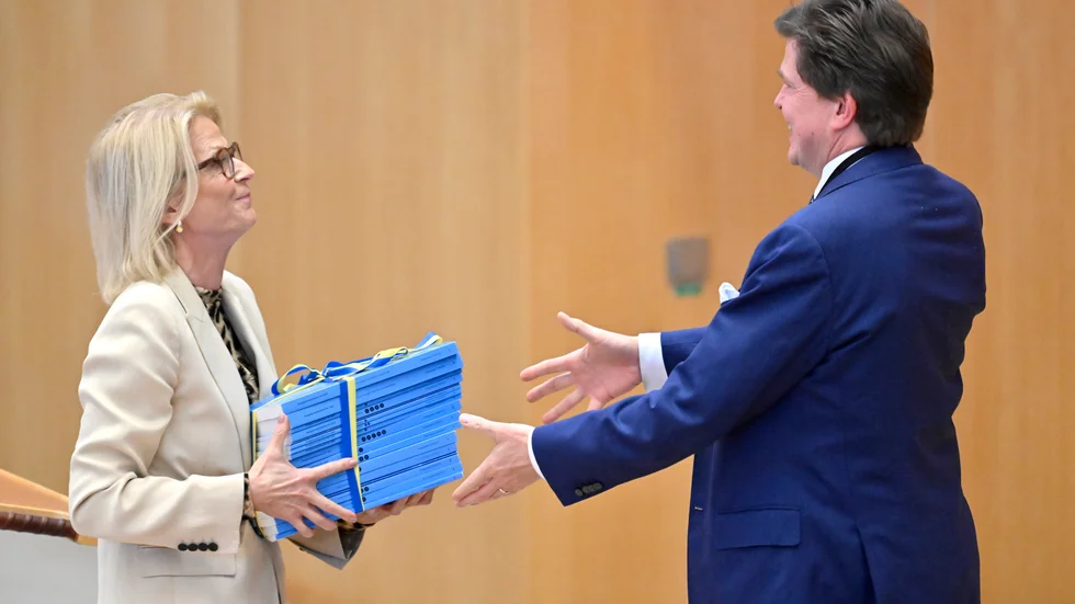 Finansminister Elisabeth Svantesson (M) lämnar budgetförslaget till talman Andreas Norlén.
