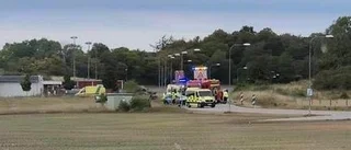 Flera ambulanser och räddningsfordon vid "olycksplats"