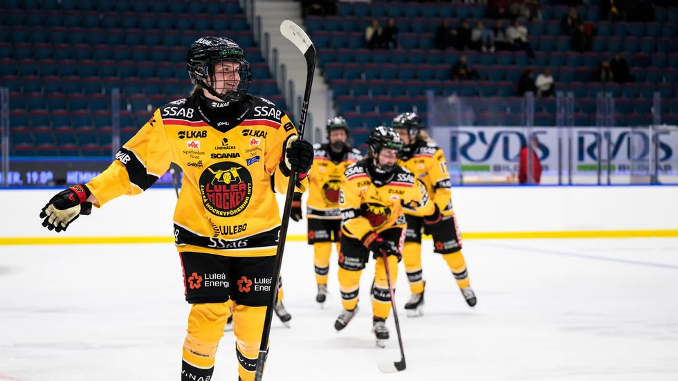 Luleås Tilde Sjödin jublar efter sitt mål mot Djurgården i premiären.