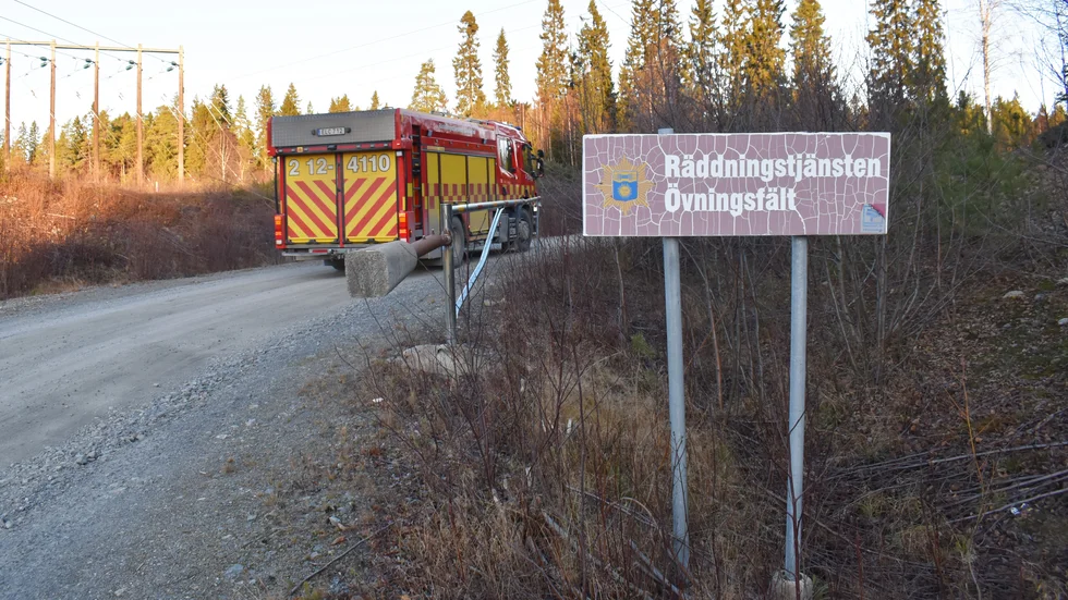 Räddnigstjänstens övningsfält ligger högt beläget på Solbacken. Nu ska det undersökas om farliga ämnen rinner ner mot bostäder. 