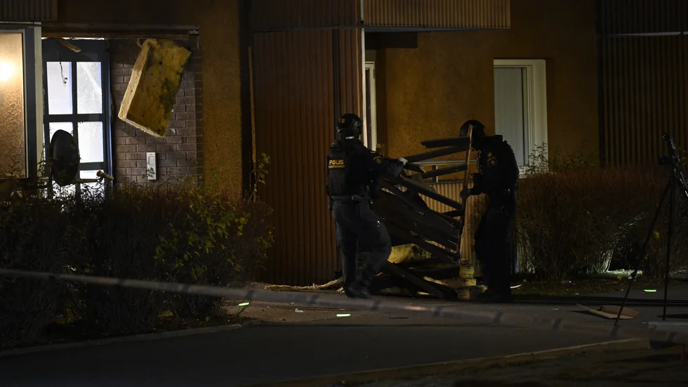 En explosion har inträffat vid ett flerfamiljshus i Hovsjö, Södertälje.