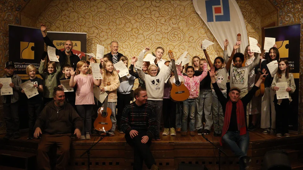 Ett 40-tal barn mottog stipendier och priser från Uppsala internationella gitarrfestival på Slottsbiografen tisdagen den 19 november.