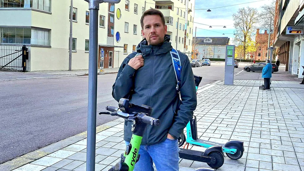 Noak Westerberg, Miljöpartiet Eskilstuna, uppmanar kommunen att göra mer för att minska missnöjet kring elsparkcyklarna.