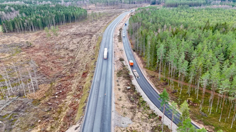 Trafikanter på 56:an får nu räkna med extra strul i trafiken mellan Äs och Hjälmaresund. 
