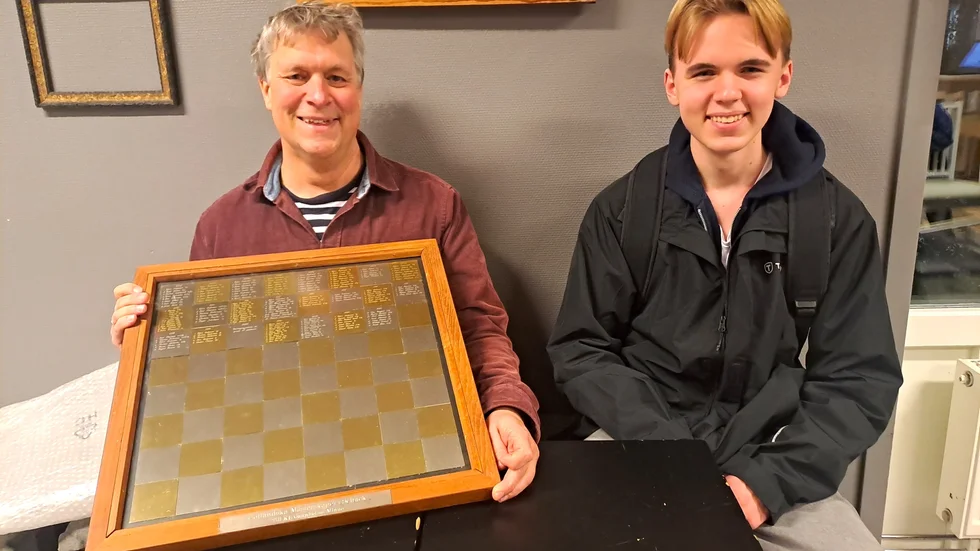 Marcus Uneson, DM-vinnare i schack, med vandringspriset och Albin Berglund Henell, juniormästare.