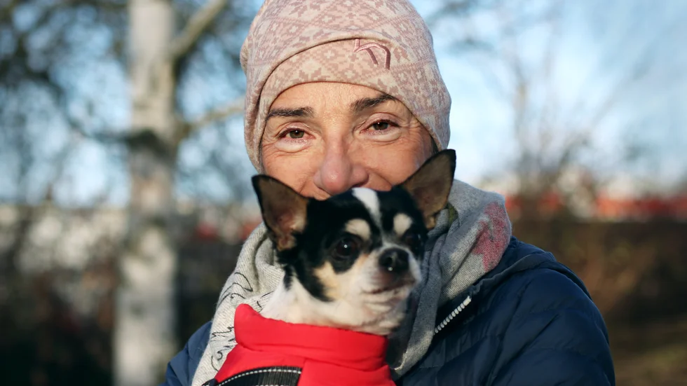 När tidningen träffar Margaretha Lindberg och hunden Hasse på platsen där man misstänker att han fick i sig en knappnål blir det känslosamt. "Tänk om den hade satt sig på tvären", säger hon.