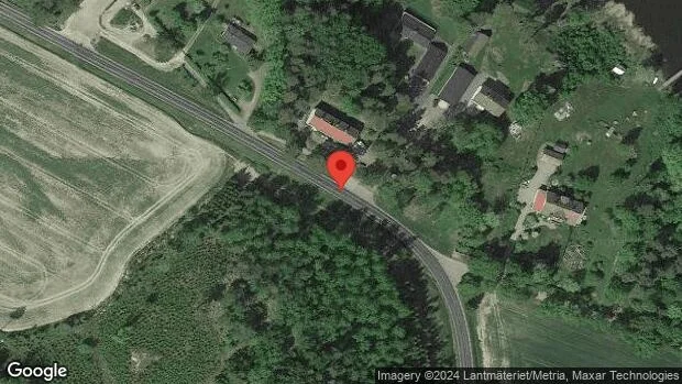 Personbil i singelolycka på väg 216