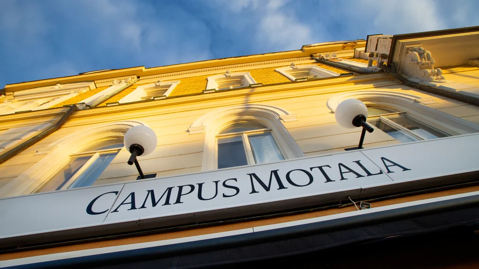 Mitt i stan, i gamla stadshuset eller stadshotellet, har Campus Motala planerats sedan flera år. Men än händer inget i lokalerna och något hyreskontrakt finns inte heller. 