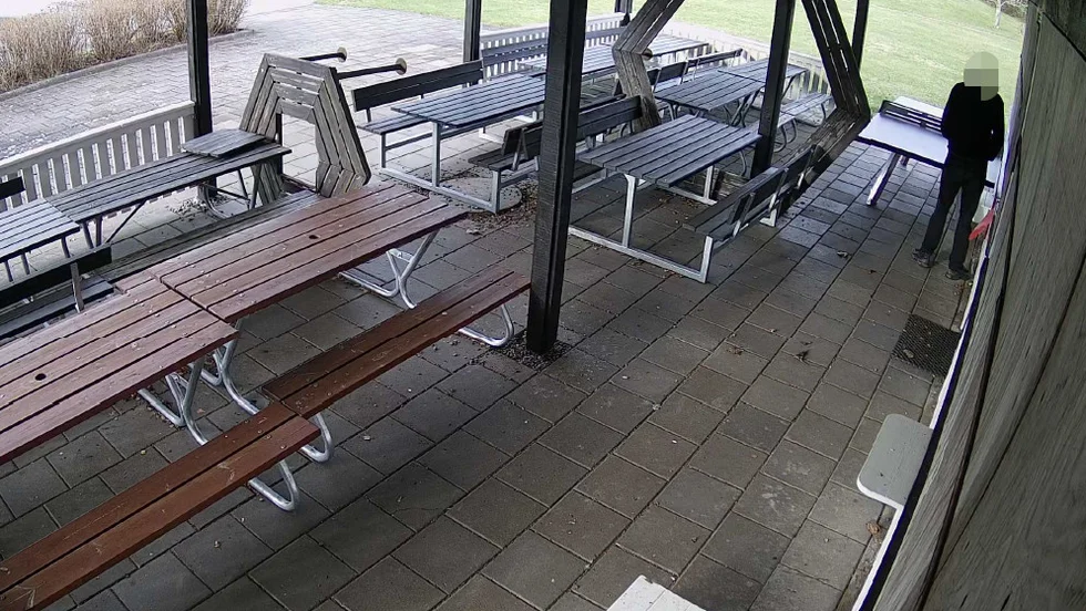 En 19-årig man filmades när han av oklar anledning urinerade på ett pingisbord. (Bilden är hämtad ur förundersökningen.) 