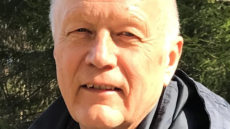 Gunnar Brundin, medlem i Urbergsgruppen frågar sig vad de gotländska politikerna tycker om stenbrytningen. 
"Borde det inte vara naturligt att lokala politiker värnar om den lokala miljön långsiktigt i första hand om det finns risker?"