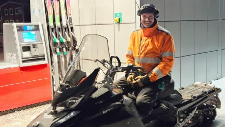 Olov Johansson passade på att tanka flera av sina fordon med billig bensin när Långträsk fick sin nya drivmedelsanläggning.