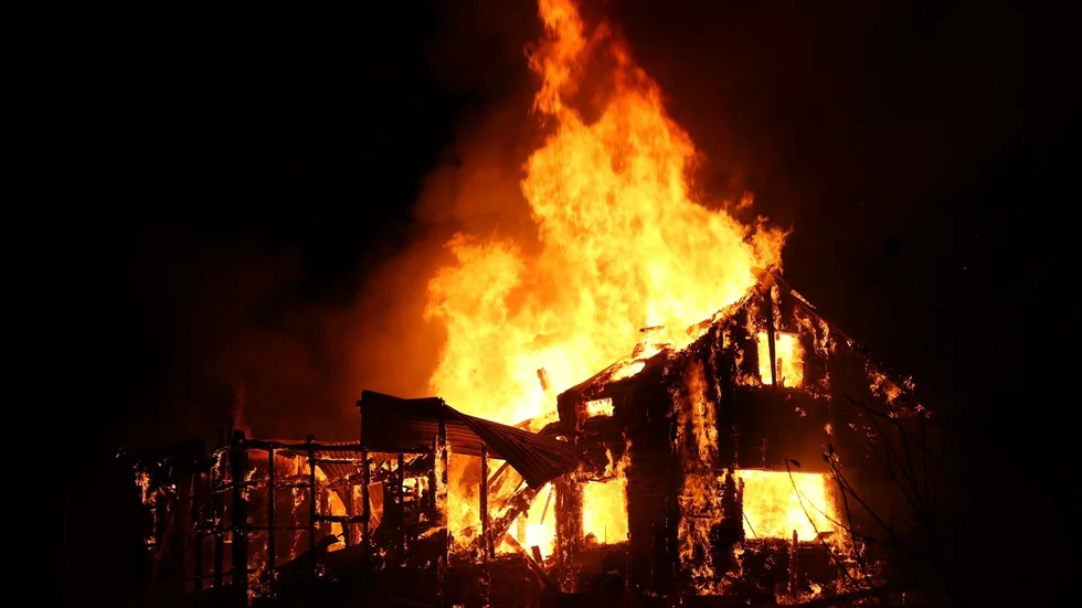 En villa totalförstördes i en brand natten mot onsdag.