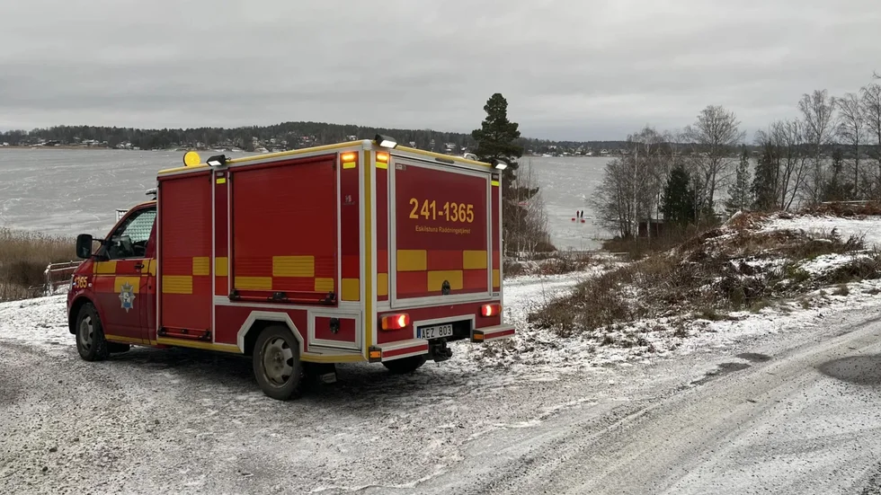 Räddningstjänsten larmades till platsen 12.06 på fredagen.