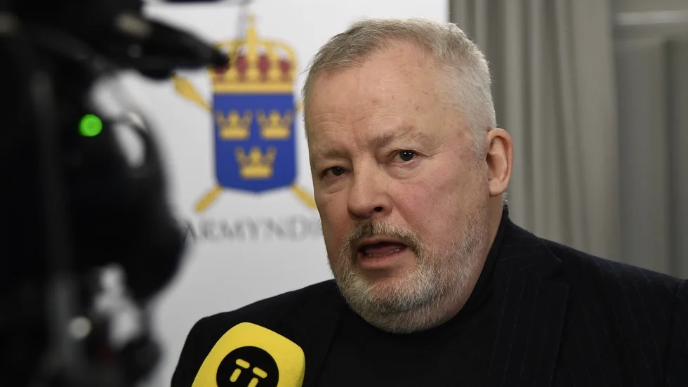 Åklagare Christer B Jarlås intervjuas efter torsdagens pressträff.