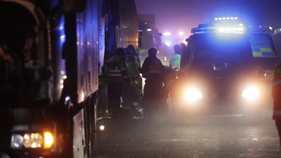 "Nästan dagligen får man höra om seriekrockar i trafiken och det hörs sällan eller aldrig om orsaken till dessa", skriver insändarskribenten. (Arkivbild)