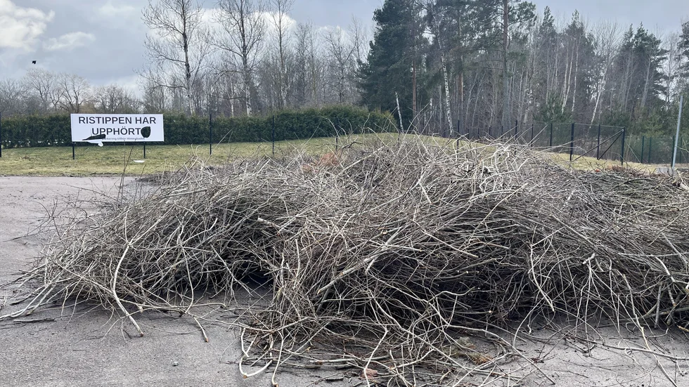 Rishögen vid Himnabadet fortsätter att växa, trots att tippen upphörde i december 2024. Föreningen som driver badet tror att folk fortsätter att dumpa avfall där av gammal vana, och inte av illvilja.