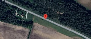 Nedfallna träd påverkar trafiken på väg 147