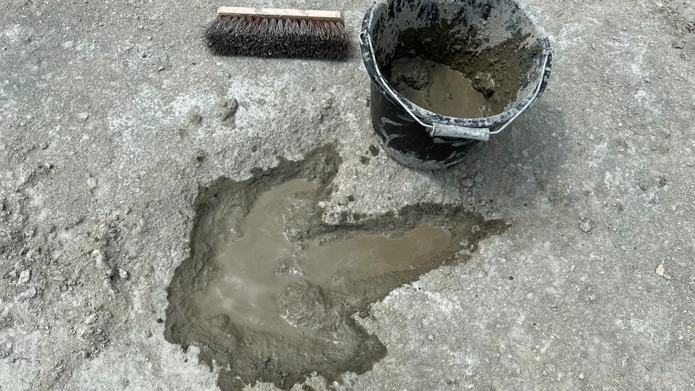 Ett fotavtryck av en dinosaurie som grävts fram av forskare i Oxfordshire i Storbritannien.