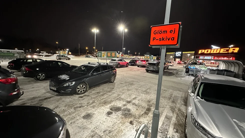 Nu har även parkeringsplatserna utanför Stora Coop och Nordic Wellness krav på p-skiva.