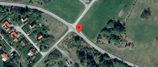 Havererad personbil stör trafiken på väg 974