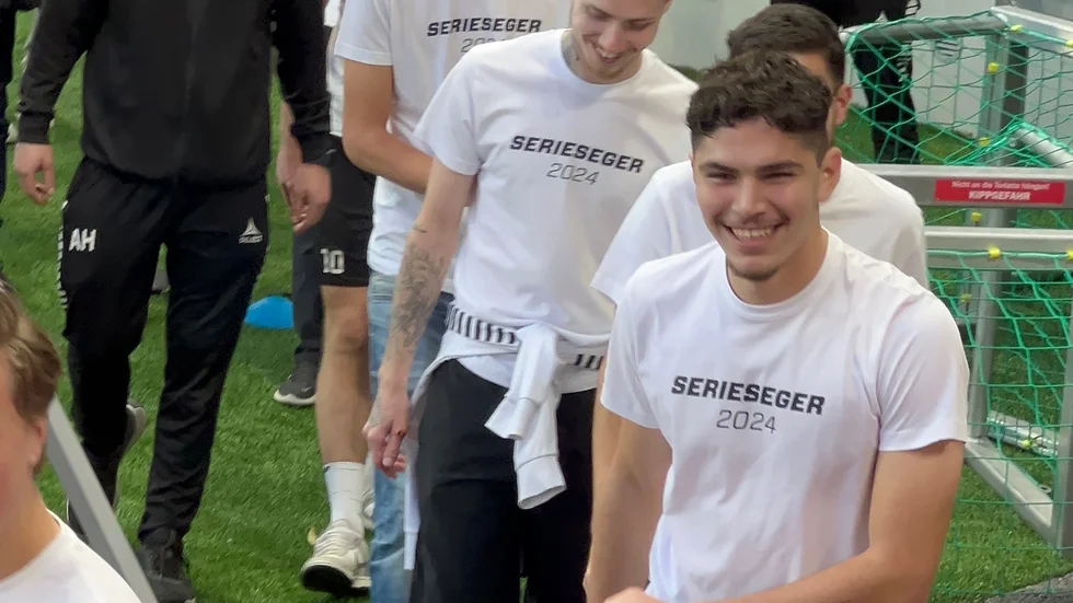 Abdulraouf Alchaieb under firandet av Sirius 2:s serieseger på Studenternas.