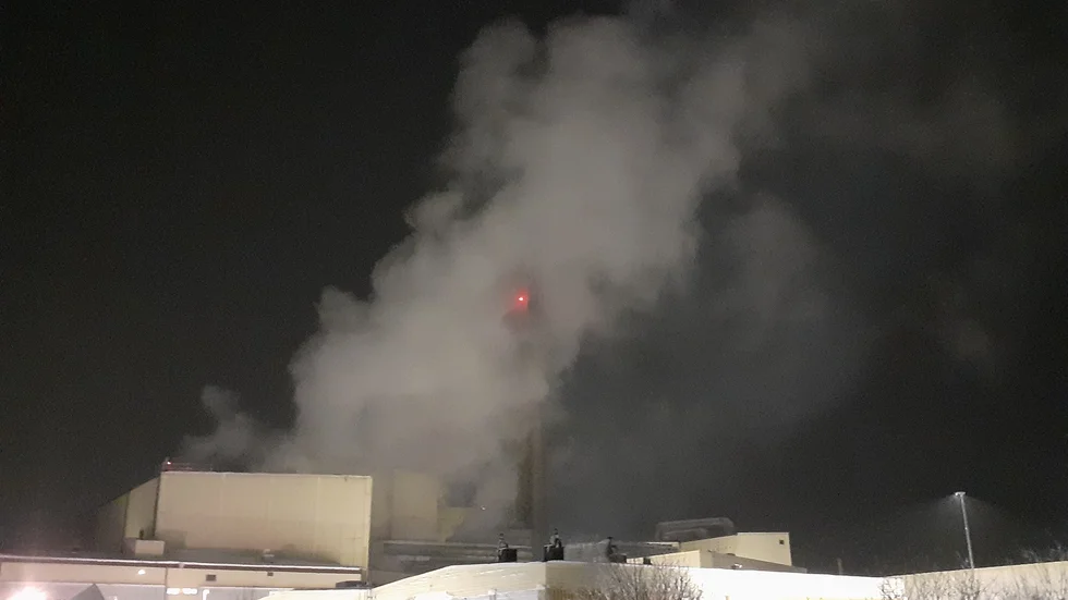 Vit rök vällde ut från Kiruna värmeverk på torsdagkvällen efter att en värmepanna small, orsaken var ett strömavbrott vid 17-tiden.