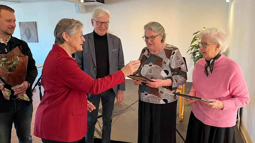 Jimmy Loord, Brita Freudenthal och Anders Andersson från KD delade ut Vitsippspriset till Elsie Jönsson och Gun Jonsson.