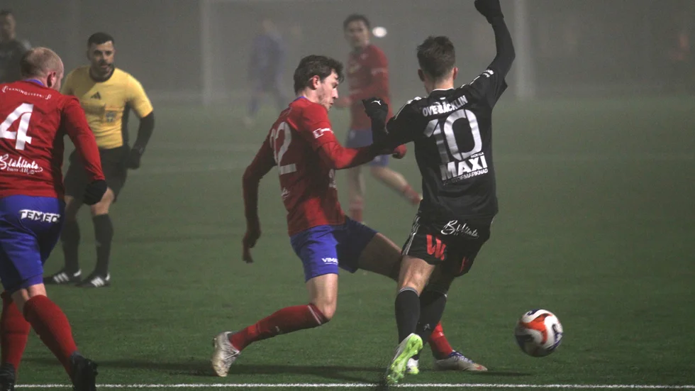 Motala AIF gästade Borens IK på ett dimmigt Borens IP på det nya konstgräset. Här Adam Kosovic i närkamp med Renato Rako. Boren ledde med 2–1 till kvarten kvar, men Maif vände och vann med 3–2 i lokalderbyt mellan bygdens två bästa lag.