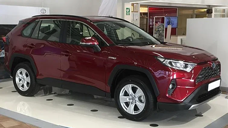 Bilen på bilden är en av över 100 exemplar av nyare Toyota RAV4 som har stulits på relativt kort tid. Två stölder i Västerbotten tyder på att tjuvarna har riktat siktet norrut.