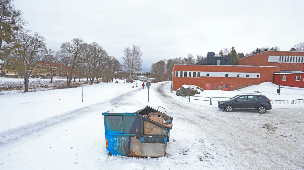Gökstenskolan ligger ett stenkast från Torshällaån. Nästan varje vintersäsong kommer uppgifter om att barn korsar isen på väg till skolan. Nu har skolan gått ut med en varning i förebyggande syfte.