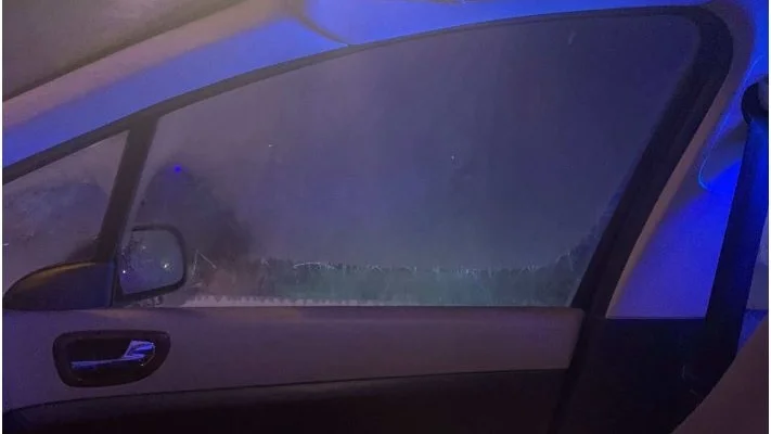 Så här såg rutan vid passagerarplatsen ut när polisen stoppade mannen.