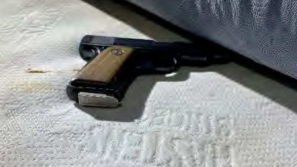 Polisen hittade en pistol under en bäddmadrass i 49-åringens hem. (Bilden är hämtad ur förundersökningen.) 
